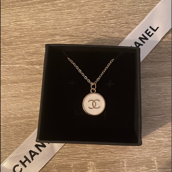 ✨Authentic Round ⭕️ CHANEL Zipper-Pull Necklace✨
